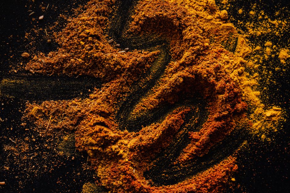 Cúrcuma antiinflamatorio natural: usos, evidencia y precauciones en LATAM