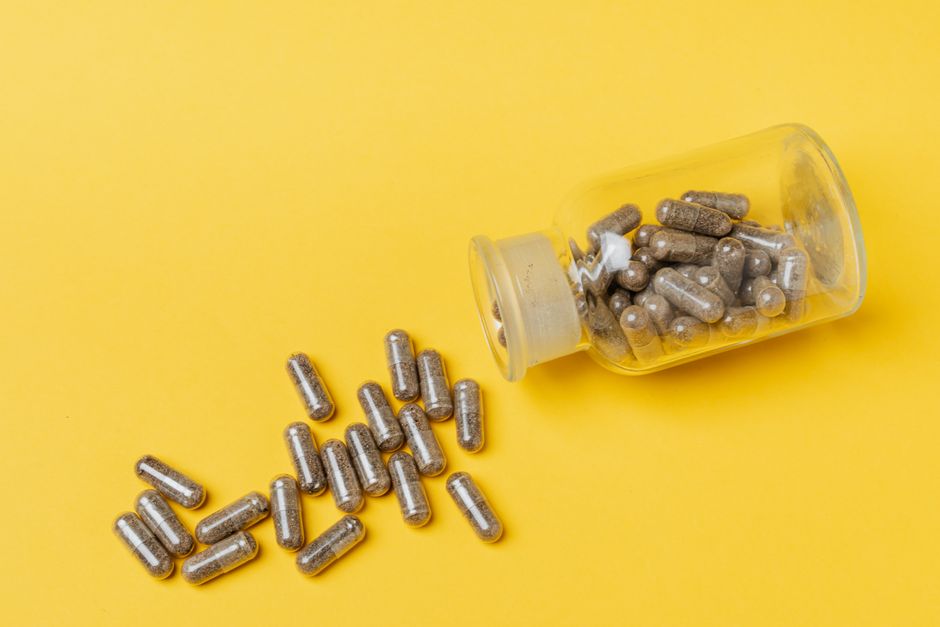 Suplementos herbales: dosis altas o combinaciones pueden dañar el hígado, advierte estudio